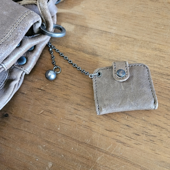 Pablo - Made in France - Brown Leather Messenger Style Crossbody Bag - Picture 3 of 16